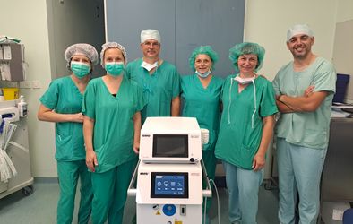 Ekipa oddelka za urologijo z novim laserjem.