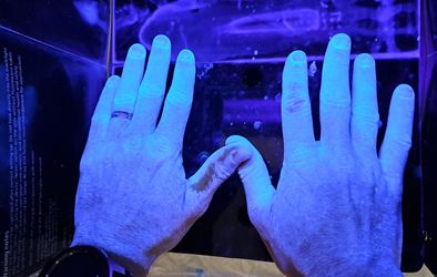 Razkužene roke pod UV svetlobo
