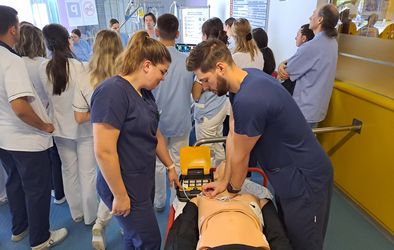 temeljni postopki oživljanja z uporabo avtomatskega eksternega defibrilatorja