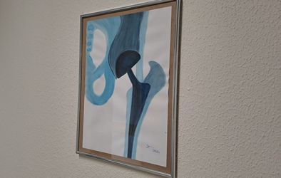 Slika kolčnega sklepa, ki sta jo za šempetrsko ortopedijo narisali postojnski dijakinji Sabina Dolenc in Ana Debevc.