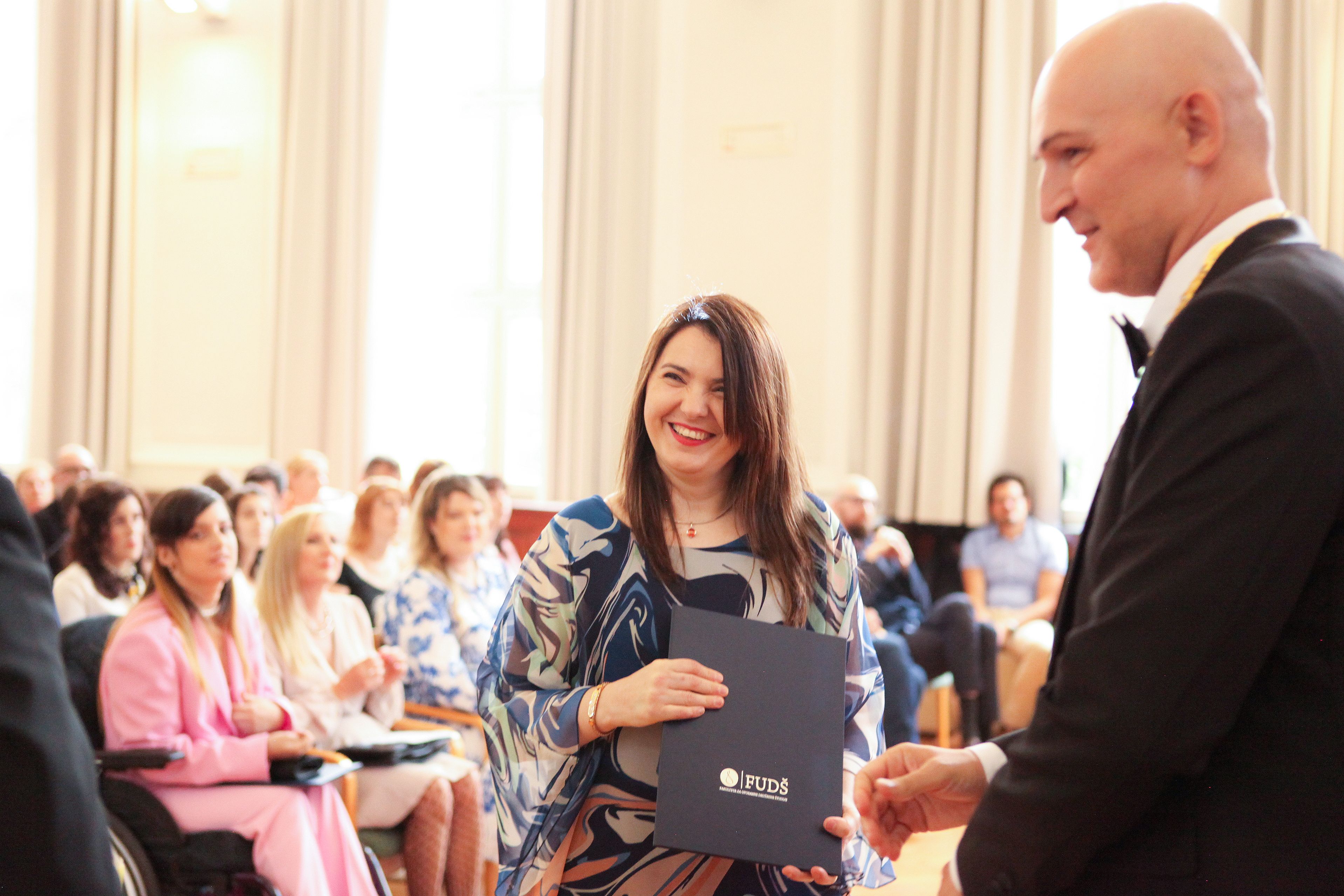 Dekan FUDŠ prof. dr. Borut Rončević podeljuje diplomo Emini Topalović. 