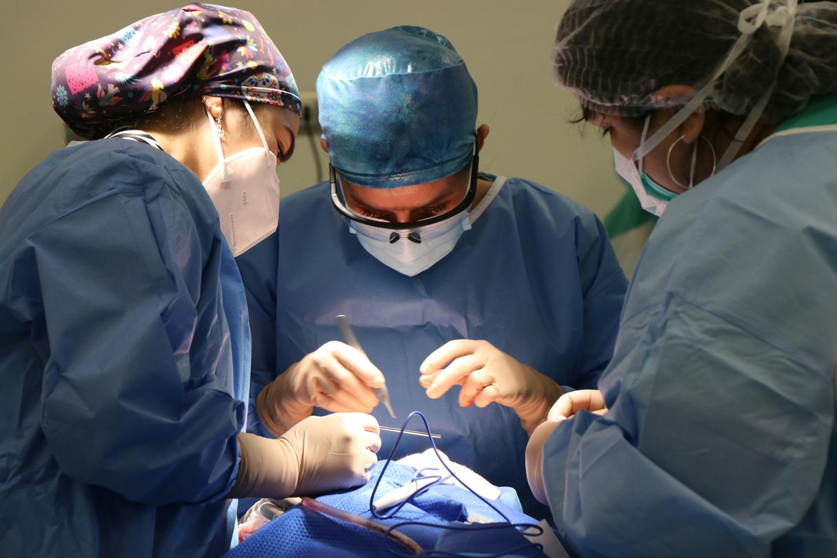 kirurg med operacijo